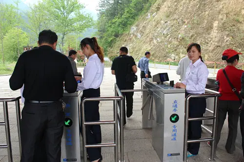 那么景區(qū)通道閘如何選擇？景區(qū)通道閘選擇要注意哪些問題？